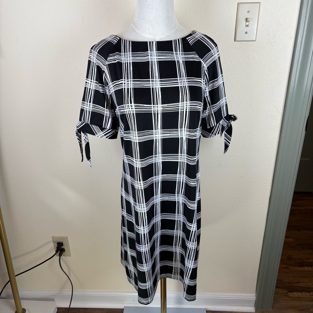 Elegant Checkered Midi Dress with Cold Shoulder Tie Sleeves
0270